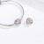 Ażurowy charms Serce Koniczynki prezentowany na bransoletce modułowej. Zawieszka Amélioré ozdobiona białymi cyrkoniami i czterolistną koniczynką w kolorze rose gold, łącząca symbolikę miłości i szczęścia. Pasuje do produktów Pandora i Apart.