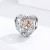 Ażurowy charms Serce Koniczynki ozdobiony białymi cyrkoniami oraz czterolistną koniczynką w kolorze rose gold. Symboliczna zawieszka Amélioré łącząca motyw miłości, szczęścia i pomyślności, kompatybilna z bransoletkami Pandora i Apart.