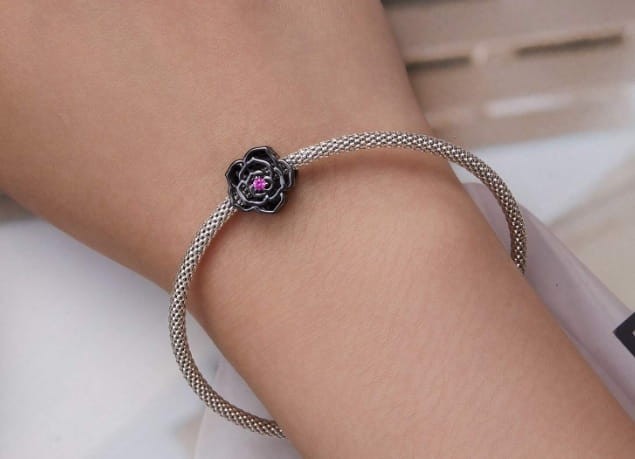 charms-zawieszka-charms-azurowa-czarna-roza.jpg