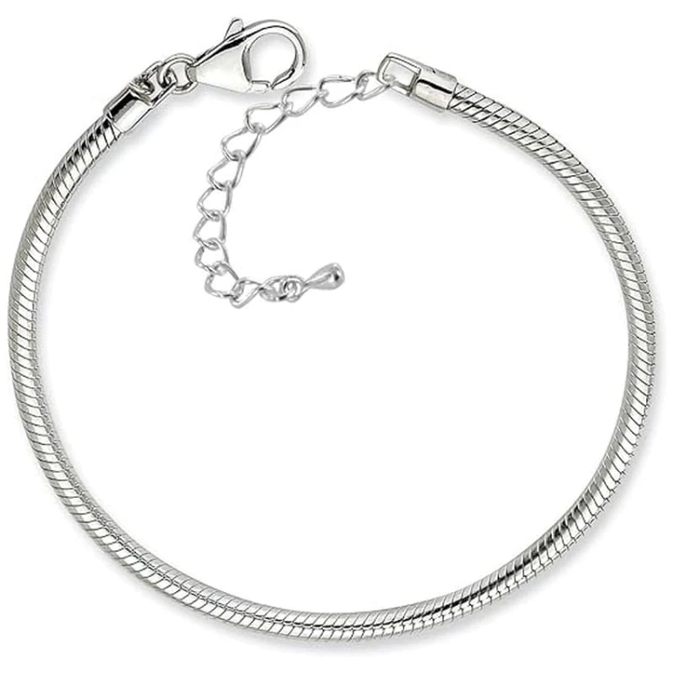 Srebrna bransoletka modułowa wykonana ze srebra próby 925, przeznaczona jako baza na charmsy i zawieszki. Klasyczny, elegancki model z regulacją długości 18–22 cm, pozwalający stworzyć własną kolekcję biżuterii.