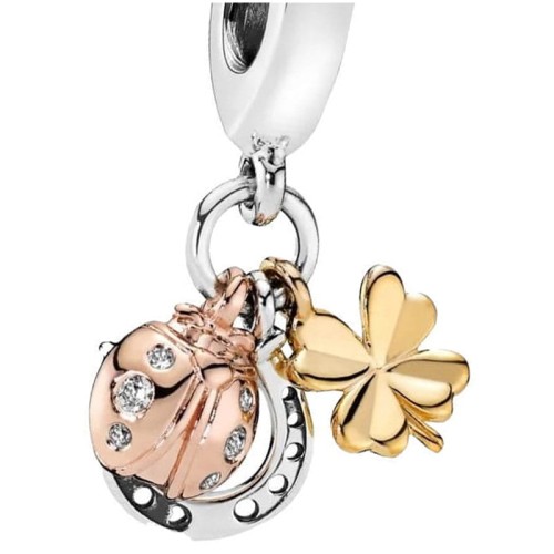 Charms Atrybuty Szczęścia z trzema symbolicznymi zawieszkami: srebrzystą podkową, złotą czterolistną koniczynką oraz biedronką w kolorze rose gold. Oryginalna zawieszka Amélioré do bransoletki modułowej, łącząca symbole szczęścia i pomyślności.