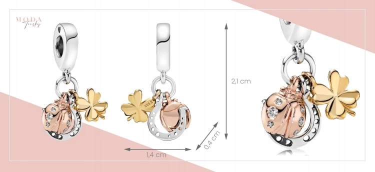 Zbliżenie na charms Atrybuty Szczęścia z trzema symbolicznymi zawieszkami: srebrzystą podkową, złotą czterolistną koniczynką oraz biedronką w kolorze rose gold. Oryginalny charms Amélioré do bransoletki modułowej, łączący symbole szczęścia i pomyślności.