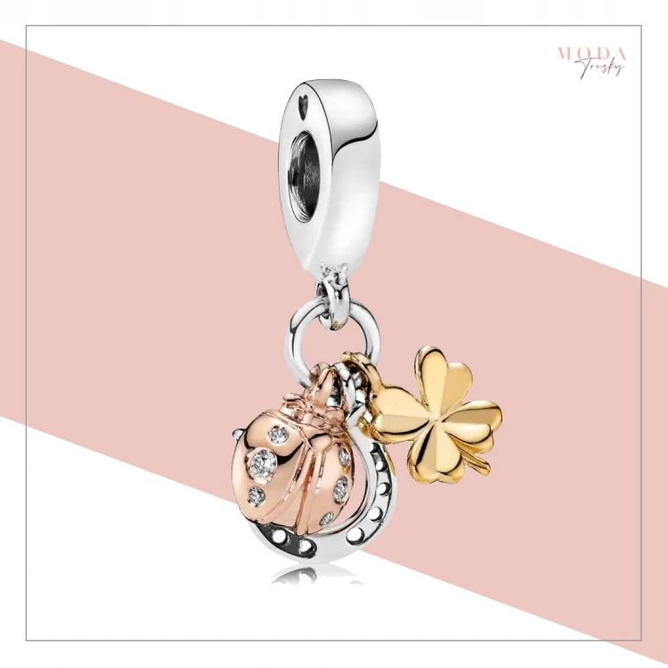 Charms Atrybuty Szczęścia z trzema symbolicznymi zawieszkami: podkową, czterolistną koniczynką oraz biedronką. Ozdobna zawieszka Amélioré w srebrnym, złotym i rose gold wykończeniu, pasująca do bransoletek modułowych Pandora i Apart.