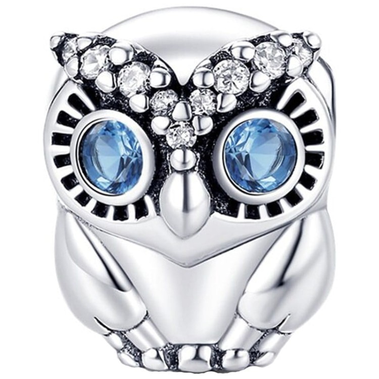 Charms Sowa w srebrzystym kolorze, ozdobiony dużymi ciemnoniebieskimi oczami z cyrkonii oraz błyszczącymi białymi cyrkoniami. Symboliczna zawieszka Amélioré do bransoletki modułowej, kompatybilna z Pandora i Apart.