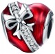 Srebrny charms 925 w kształcie czerwonego serca ozdobionego srebrną kokardą i błyszczącymi cyrkoniami. Romantyczna zawieszka pasująca do bransoletek modułowych Pandora i Apart, idealna na prezent dla bliskiej osoby.