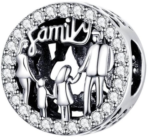 Ażurowy charms Rodzina Family z motywem mamy, taty i dzieci oraz napisem Family, ozdobiony błyszczącymi białymi cyrkoniami. Symboliczna zawieszka do bransoletki modułowej, podkreślająca miłość, bliskość i rodzinne więzi.