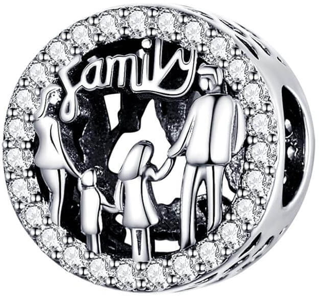 Ażurowy charms Rodzina Family z motywem mamy, taty i dzieci oraz napisem Family, ozdobiony błyszczącymi białymi cyrkoniami. Symboliczna zawieszka do bransoletki modułowej, podkreślająca miłość, bliskość i rodzinne więzi.