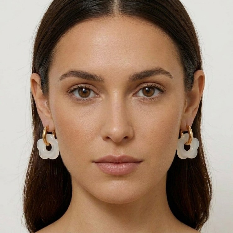 kolczyki-stalowe-kolczyki-zlote-kolorowe-kwiatek-bialy-pozlacana-stal-szlachetna (3).jpg