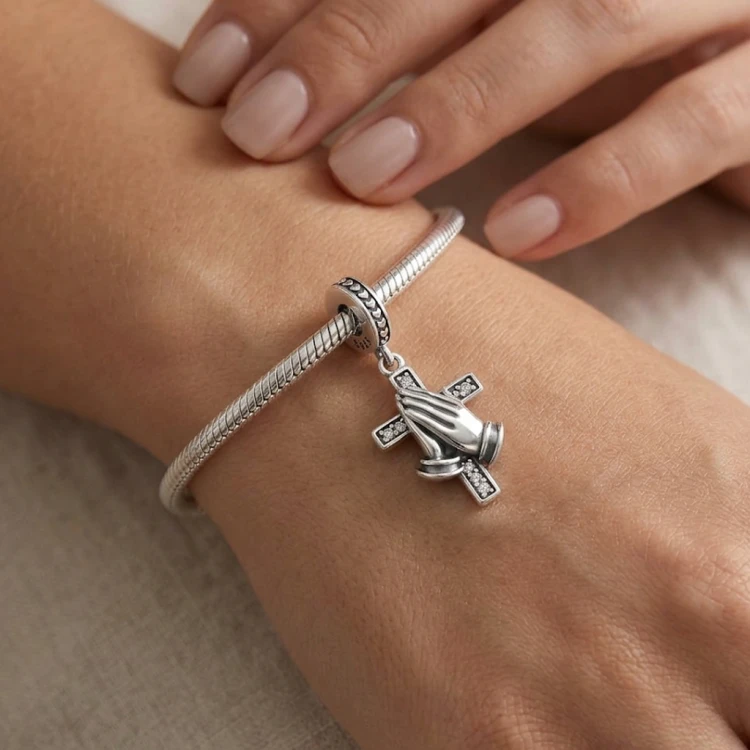 charms-zawieszka-charms-krzyz-dlonie-modlitwa-srebro (2).jpg