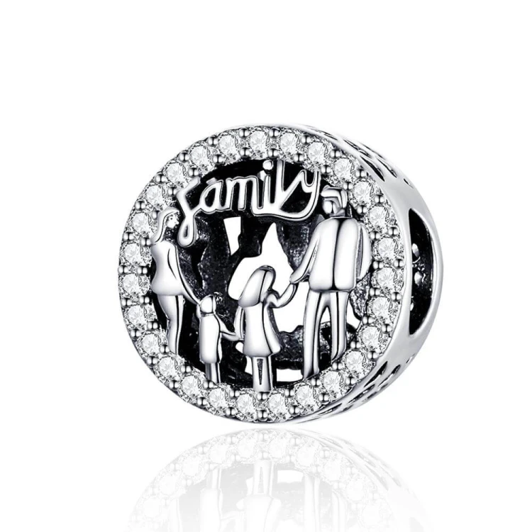 Charms Rodzina Family z motywem mamy, taty i dwojga dzieci oraz napisem Family. Ażurowa zawieszka ozdobiona białymi cyrkoniami symbolizuje miłość, bliskość i rodzinne więzi. Model Amélioré pasuje do bransoletek modułowych Pandora i Apart.