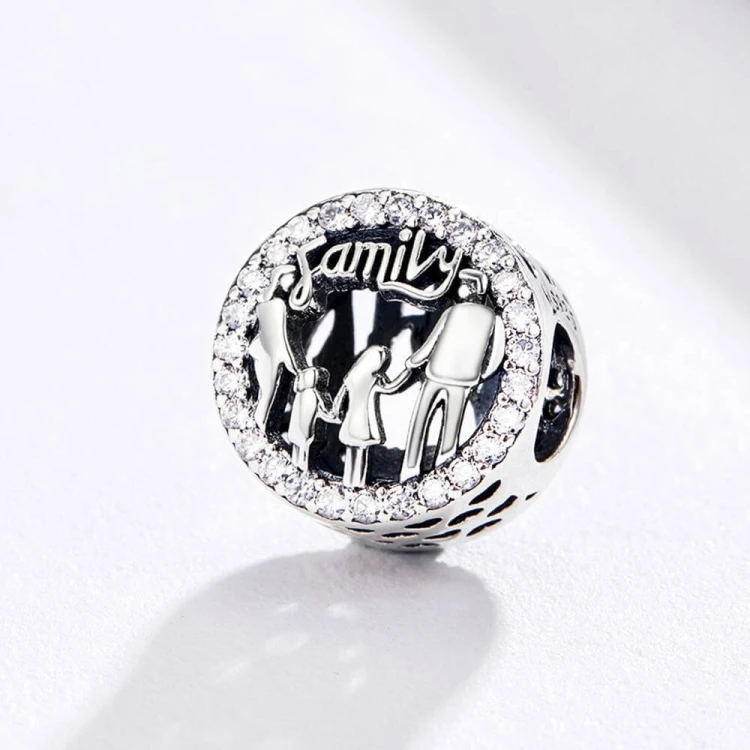 Srebrny charms 925 Rodzina Family z symbolicznym motywem rodziny i napisem Family. Elegancka zawieszka do bransoletki modułowej, która podkreśla miłość, bliskość i trwałe więzi z najbliższymi.