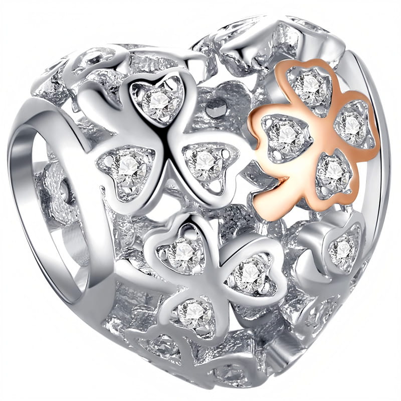 Ażurowy charms Serce Koniczynki ozdobiony białymi cyrkoniami i wyróżniającą się czterolistną koniczynką w kolorze rose gold. Symboliczna zawieszka Amélioré łącząca motyw miłości i szczęścia, pasująca do bransoletek modułowych Pandora i Apart.