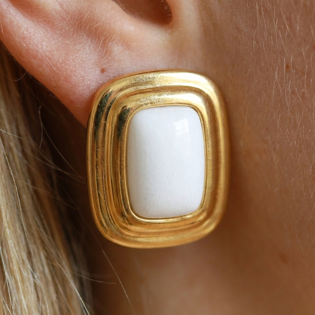 kolczyki-stalowe-kolczyki-zlote-kwadratowe-bialy-kamien-pozlacana-stal-szlachetna (2).jpg