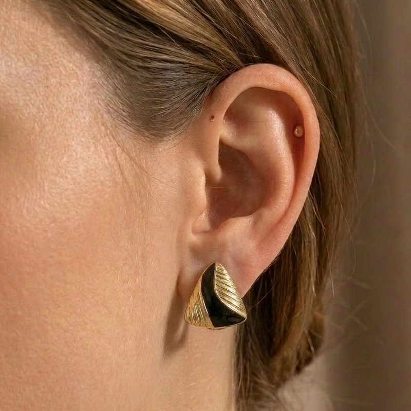 kolczyki-zlote-kolczyki-damskie-trojkaty-czarne-pozlacana-stal-szlachetna (2).jpg