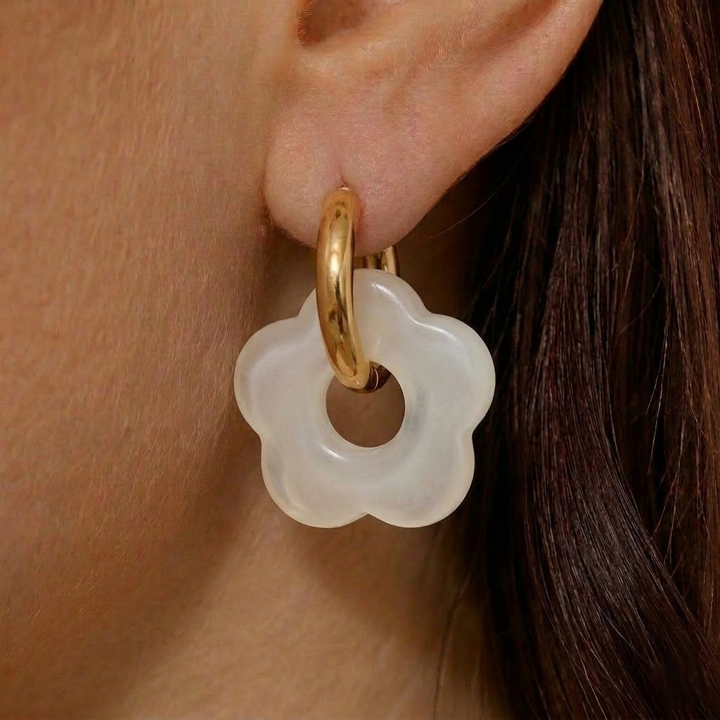 kolczyki-stalowe-kolczyki-zlote-kolorowe-kwiatek-bialy-pozlacana-stal-szlachetna (2).jpg